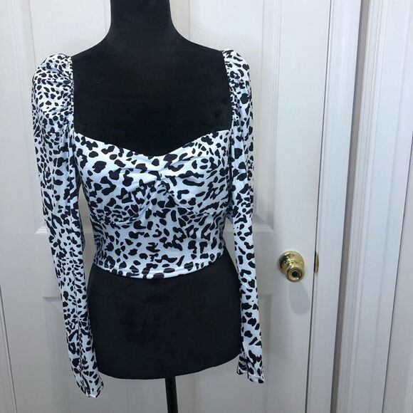 Tops - NWOT Leopard print white and black, long sleeve crop top. Size small